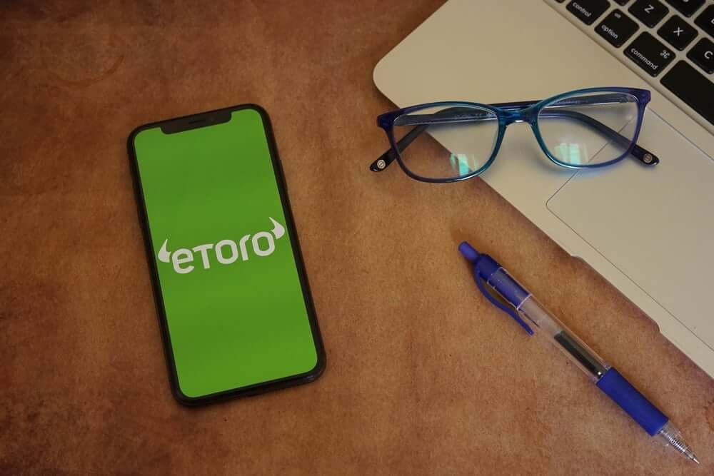 What does eToro offer in terms of commodities? 